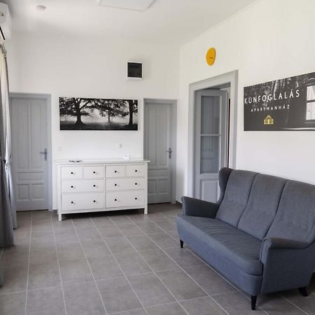 Kunfoglalas Apartmanhaz Kisujszallas Buitenkant foto