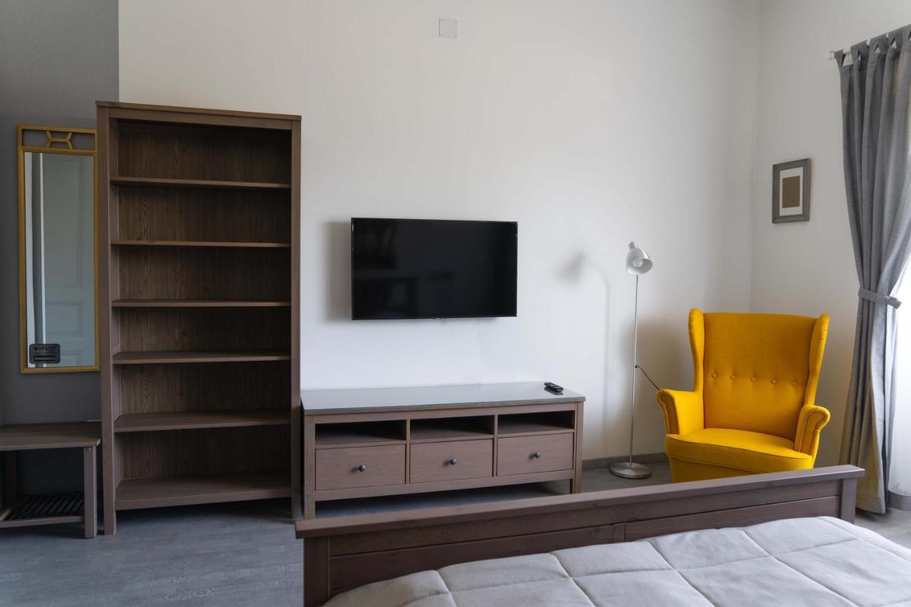 Kunfoglalas Apartmanhaz Kisujszallas Buitenkant foto