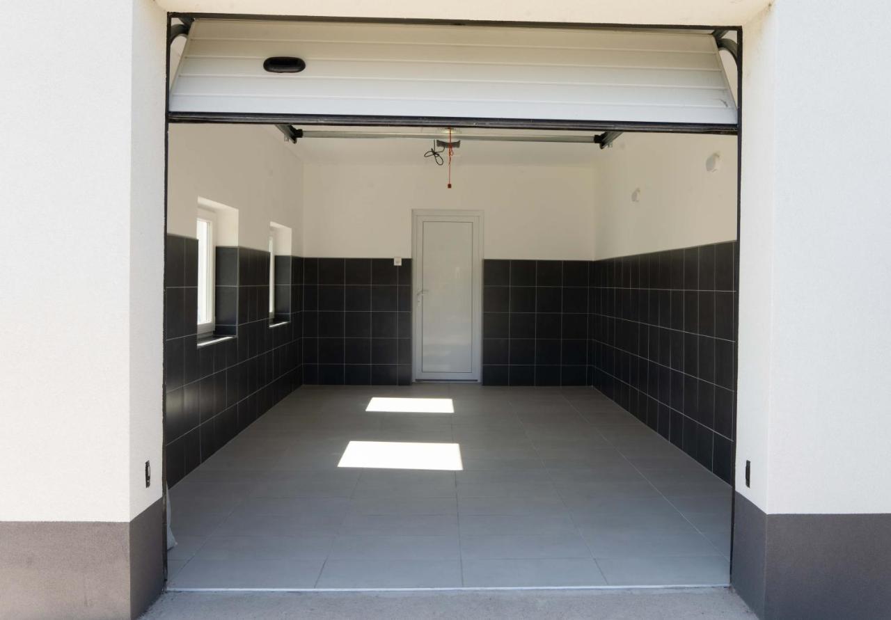 Kunfoglalas Apartmanhaz Kisujszallas Buitenkant foto