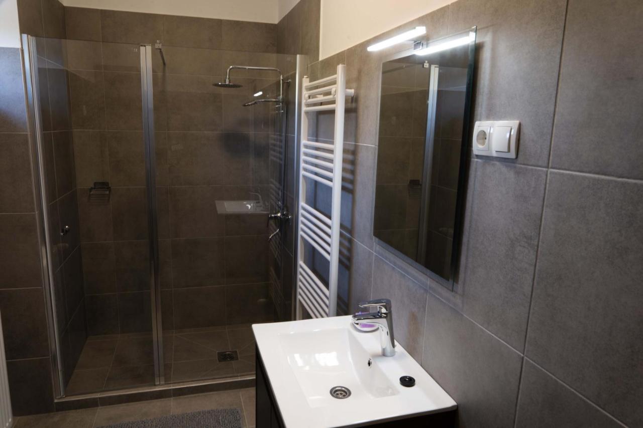 Kunfoglalas Apartmanhaz Kisujszallas Buitenkant foto
