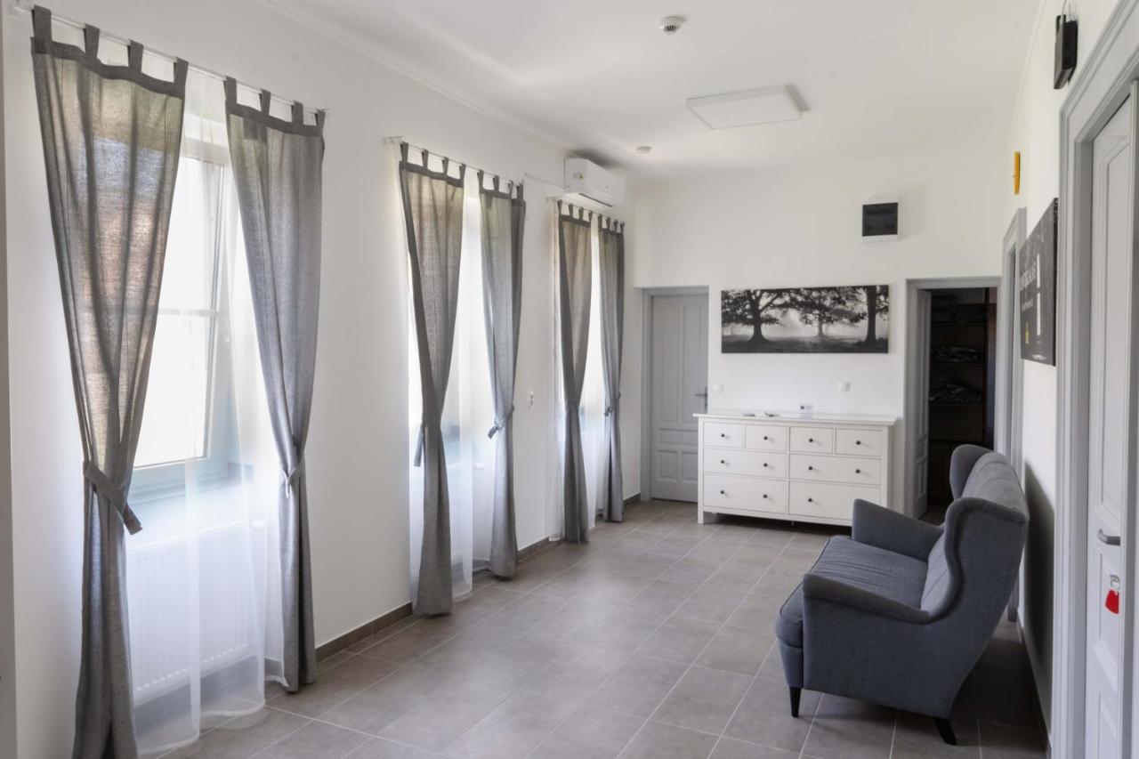 Kunfoglalas Apartmanhaz Kisujszallas Buitenkant foto