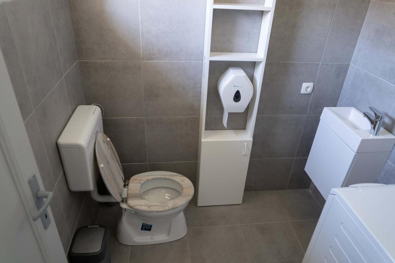 Kunfoglalas Apartmanhaz Kisujszallas Buitenkant foto