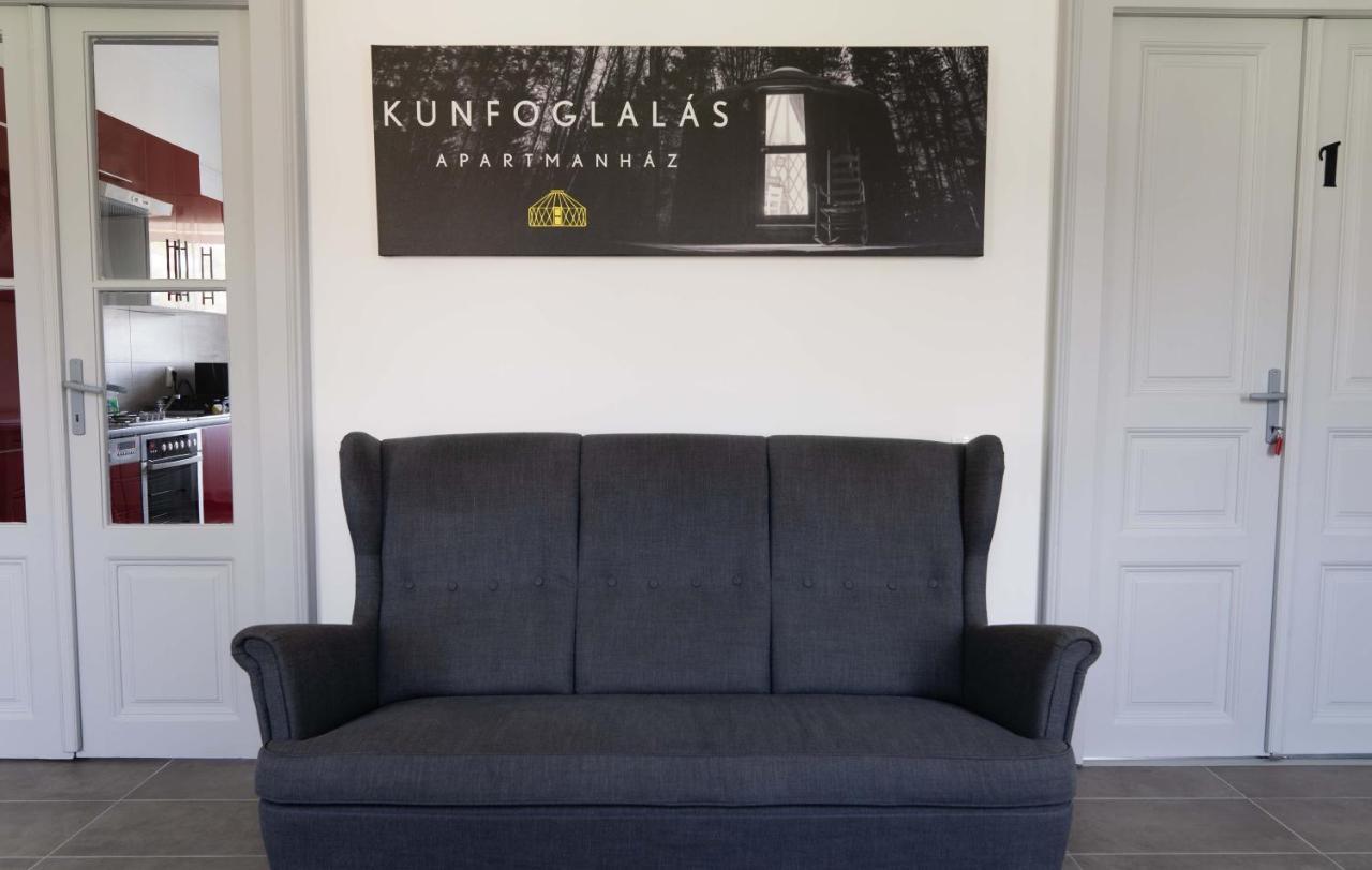 Kunfoglalas Apartmanhaz Kisujszallas Buitenkant foto
